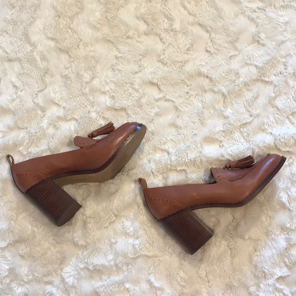 Vince Camuto Heeled Loafers w/tassel in Cognac
